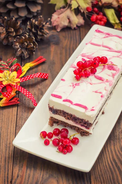 Kiraz kek krem ve kırmızı kuş üzümü ile. Ahşap arka plan. Üstten Görünüm. Yakın çekim