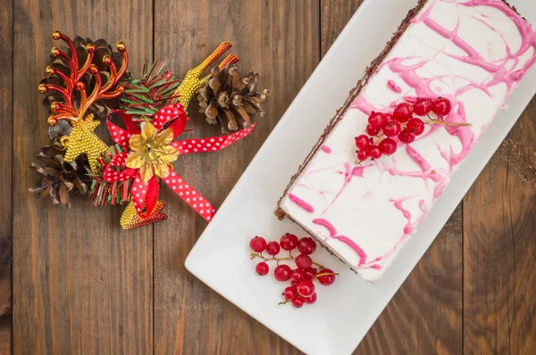 Kiraz kek krem ve kırmızı kuş üzümü ile. Ahşap arka plan. Üstten Görünüm. Yakın çekim