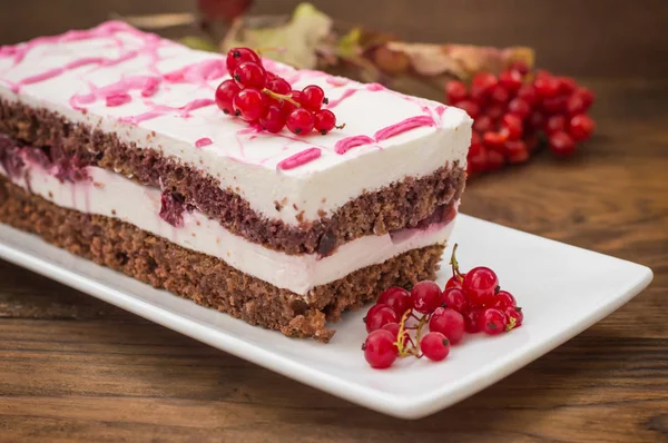 Kiraz kek krem ve kırmızı kuş üzümü ile. Ahşap arka plan. Üstten Görünüm. Yakın çekim