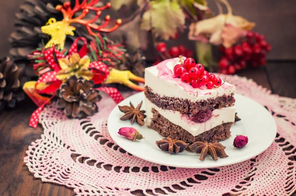 Cherry sponge cake with cream and red currant. Wooden background. Top view. Close-up — Stock Photo, Image