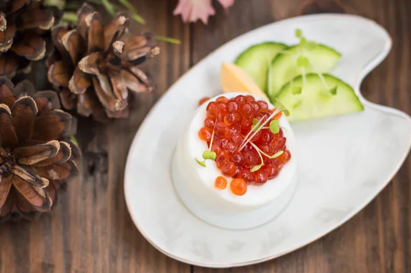 Antipasto sano: panino con uovo farcito con caviale rosso e cetriolo. Sfondo in legno. Vista dall'alto — Foto Stock