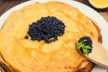 Siyah havyar Rus krep üzerinde-blini. Seçici odak.