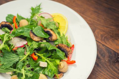 Turp, Mizuno, taze bahar salatası mantar ızgara, Adygei peynir, ıspanak, biber, limon, Mısır. Ahşap arka plan