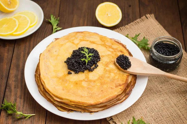 Caviar preto em panquecas russas - blini. Foco seletivo . — Fotografia de Stock