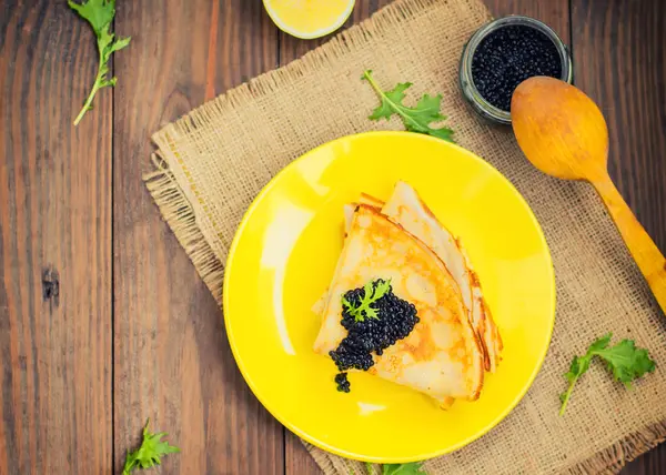 El caviar negro sobre los crepes rusos - blini. Enfoque selectivo . — Foto de Stock