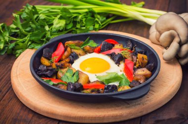 fırında patates mantar ve yumurta. Ahşap arka plan. Üstten Görünüm