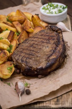 Rustik ızgara biftek ile kızarmış patates