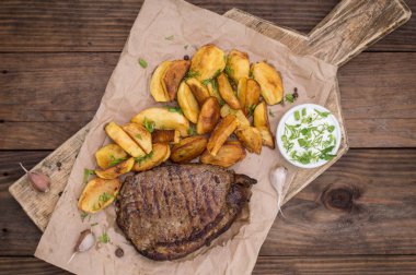 Rustik ızgara biftek ile kızarmış patates