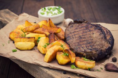 Rustik ızgara biftek ile kızarmış patates