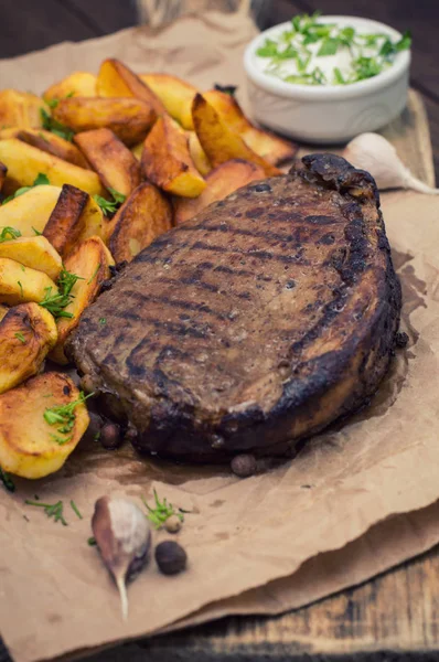 Rustik ızgara biftek ile kızarmış patates