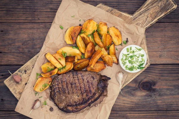 Rustik ızgara biftek ile kızarmış patates