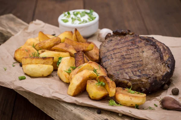 Filete a la parrilla rústico con papas fritas —  Fotos de Stock