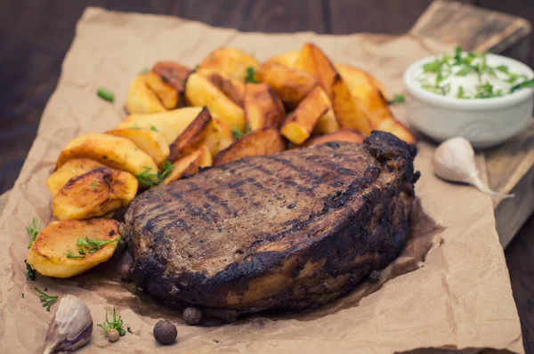 Rustik grillet bøf med pommes frites - Stock-foto