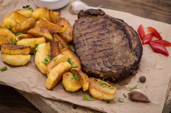 Rustikální grilovaný biftek s bramborovými hranolkami — Stock fotografie