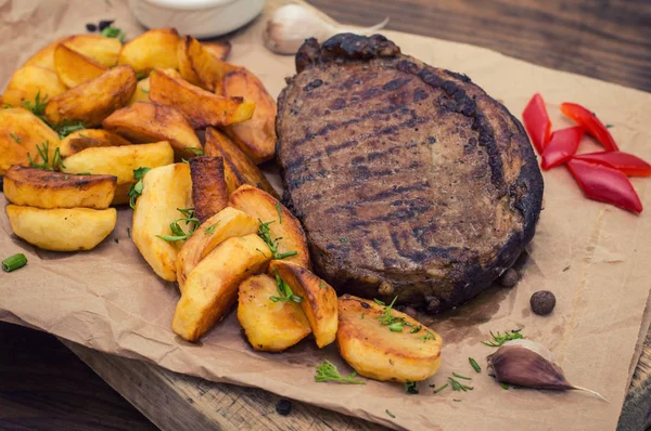 Bife grelhado rústico com batatas fritas — Fotografia de Stock