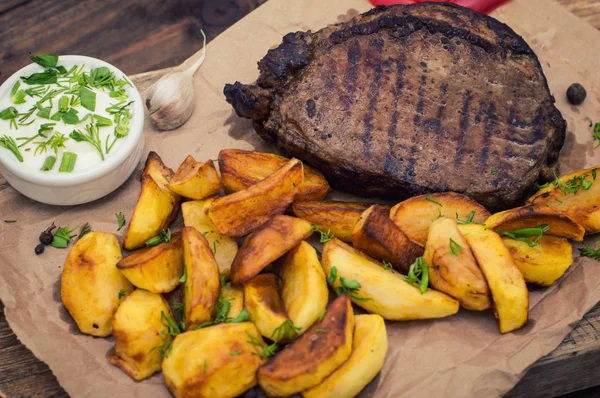 Bife grelhado rústico com batatas fritas — Fotografia de Stock