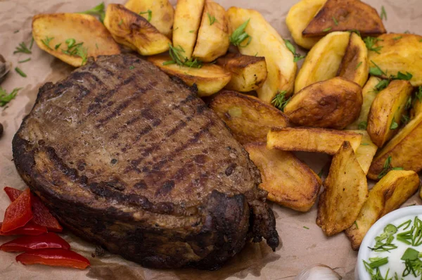 소박한 구운된 비프 스테이크와 감자 튀김 — 스톡 사진