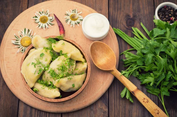 Dumplings met de lever. Houten achtergrond. Bovenaanzicht — Stockfoto