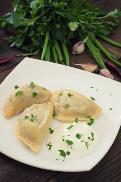 Gnocchi con il fegato. Sfondo in legno. Vista dall'alto — Foto Stock