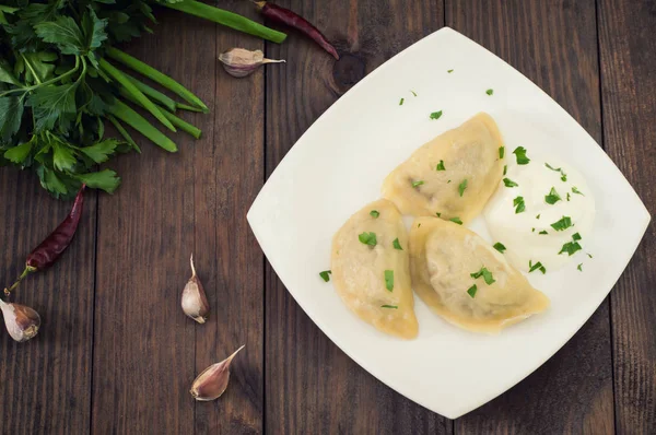 Dumplings com o fígado. Fundo de madeira. Vista superior — Fotografia de Stock