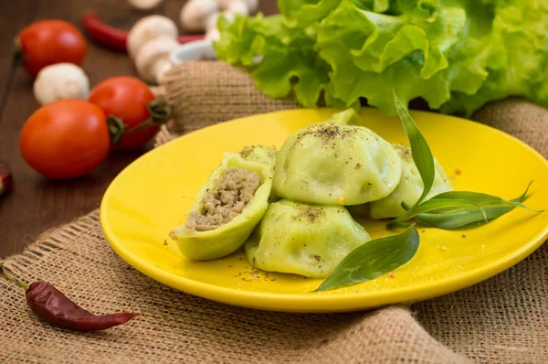 Georgische dumplings Khinkali van spinazie deeg met vlees en tomaat pikante saus satsebeli. Houten achtergrond. Bovenaanzicht. Close-up — Stockfoto