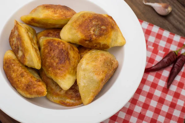 Gnocchi fritti. Sfondo in legno. Vista dall'alto — Foto Stock