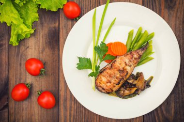 Lezzetli Fırında Balık plaka üzerinde tablo yakın çekim. Ahşap arka plan. Üstten Görünüm. Yakın çekim