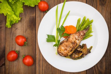 Lezzetli Fırında Balık plaka üzerinde tablo yakın çekim. Ahşap arka plan. Üstten Görünüm. Yakın çekim