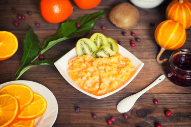 Kabak lapası meyve ile. Sonbahar natürmort. Rustik bir stil. Ahşap arka plan. Yakın çekim