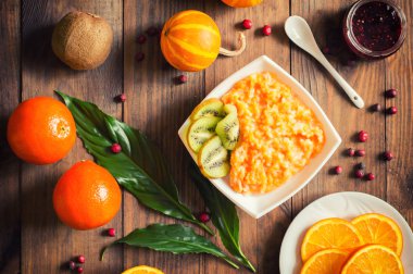 Kabak lapası meyve ile. Sonbahar natürmort. Rustik bir stil. Ahşap arka plan. Üstten Görünüm. Yakın çekim