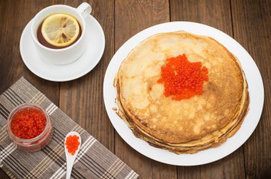 Krep kırmızı havyar ile. Rus yemekleri. Düz yatıyordu. Maslenitsa. Ahşap arka plan. Üstten Görünüm. Yakın çekim