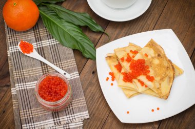 Krep kırmızı havyar ile. Rus yemekleri. Düz yatıyordu. Maslenitsa. Ahşap arka plan. Üstten Görünüm. Yakın çekim