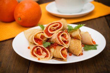 Rulo krep kırmızı havyar ile. Rus yemekleri. Düz yatıyordu. Maslenitsa. Ahşap arka plan. Yakın çekim