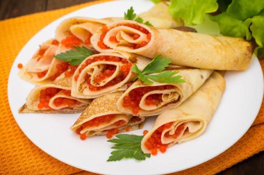 Rulo krep kırmızı havyar ile. Rus yemekleri. Düz yatıyordu. Maslenitsa. Ahşap arka plan. Yakın çekim