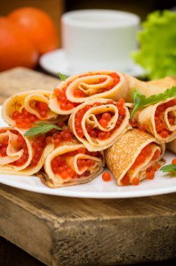 Rulo krep kırmızı havyar ile. Rus yemekleri. Düz yatıyordu. Maslenitsa. Ahşap arka plan. Yakın çekim