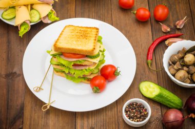 Büyük sandviç, et, marul, peyniri ve sebze tost. Ahşap arka plan. Üstten Görünüm. Yakın çekim