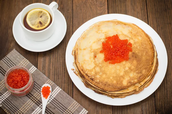Krep kırmızı havyar ile. Rus yemekleri. Düz yatıyordu. Maslenitsa. Ahşap arka plan. Üstten Görünüm. Yakın çekim