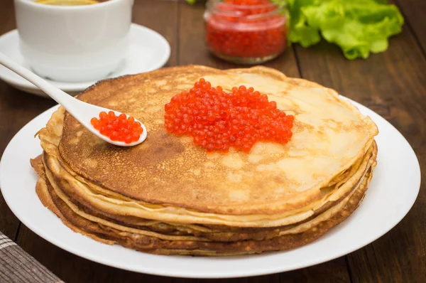 Pancake dengan kaviar merah. Masakan Rusia. Berbaringlah. Maslenitsa. Latar belakang kayu. Close-up — Stok Foto