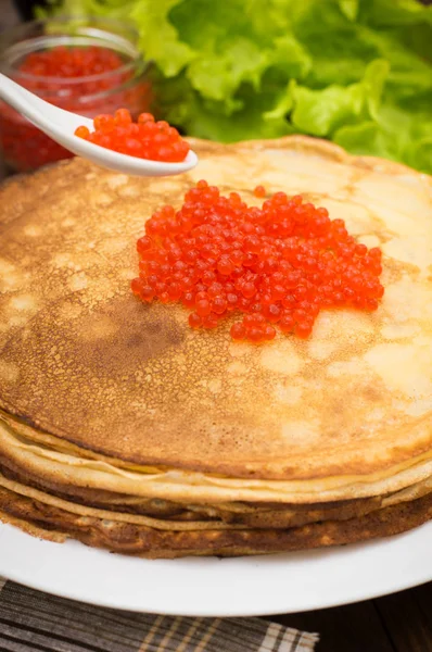 Panqueques con caviar rojo. Cocina rusa. Acostado. Maslenitsa. Fondo de madera. Primer plano — Foto de Stock