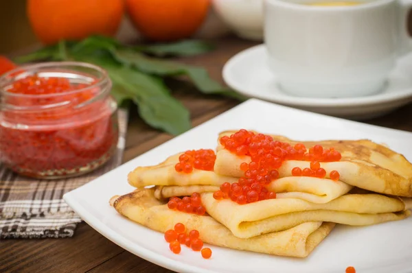 Krep kırmızı havyar ile. Rus yemekleri. Düz yatıyordu. Maslenitsa. Ahşap arka plan. Yakın çekim