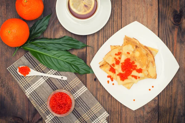 Krep kırmızı havyar ile. Rus yemekleri. Düz yatıyordu. Maslenitsa. Ahşap arka plan. Üstten Görünüm. Yakın çekim