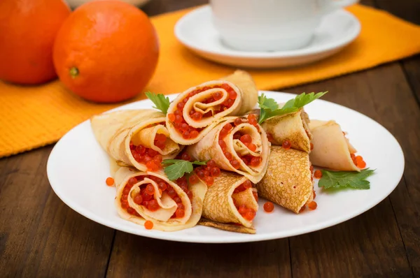 Rulo krep kırmızı havyar ile. Rus yemekleri. Düz yatıyordu. Maslenitsa. Ahşap arka plan. Yakın çekim