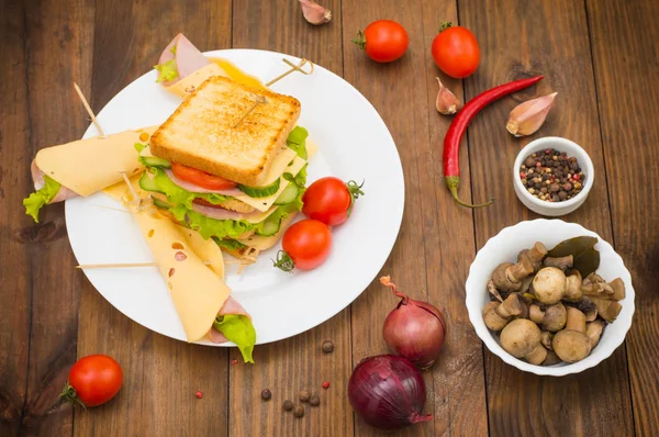 Stor smörgås, kött, sallad, ost och grönsaker på rostat. Trä bakgrund. Ovanifrån. Närbild — Stockfoto