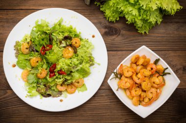 Kızarmış karides salatası. Ahşap arka plan. Üstten Görünüm. Yakın çekim