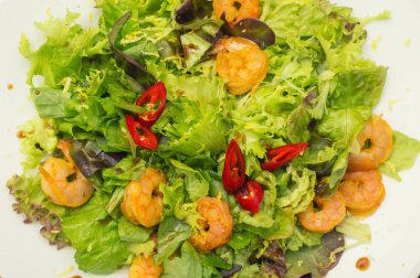 Kızarmış karides salatası. Ahşap arka plan. Üstten Görünüm. Yakın çekim