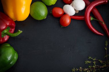 Farklı sebze siyah bir taş zemin üzerine. Üstten Görünüm