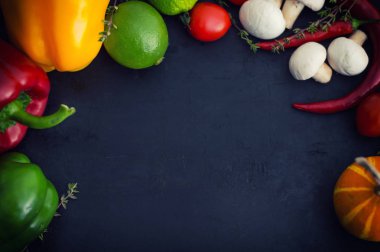 Farklı sebze siyah bir taş zemin üzerine. Üstten Görünüm