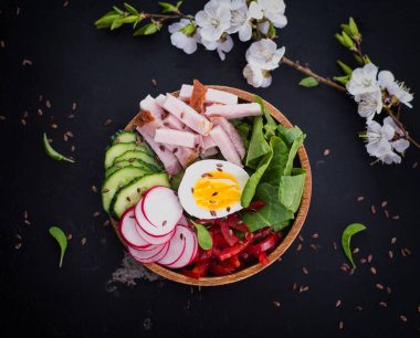 Salata ile ham, salatalık, ıspanak, Bulgar biber, seçici odak. Siyah arka plan. Üstten Görünüm. Yakın çekim