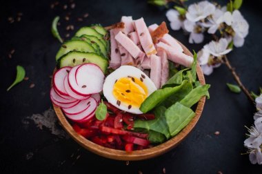 Salata ile ham, salatalık, ıspanak, Bulgar biber, seçici odak. Siyah arka plan. Üstten Görünüm. Yakın çekim
