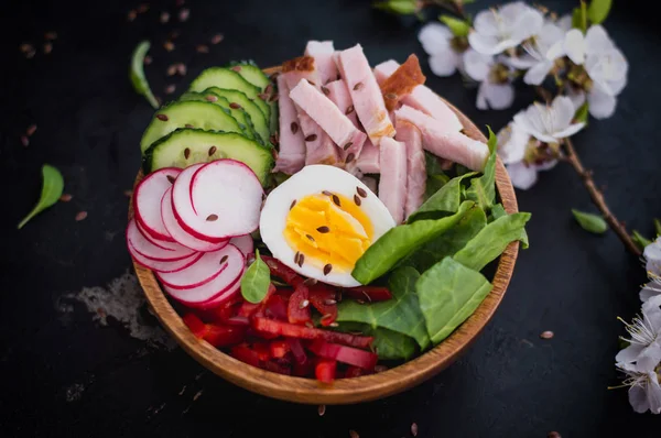 Salat mit Schinken, Gurken, Spinat, bulgarischem Pfeffer, selektiver Fokus. schwarzer Hintergrund. Ansicht von oben. Nahaufnahme — Stockfoto